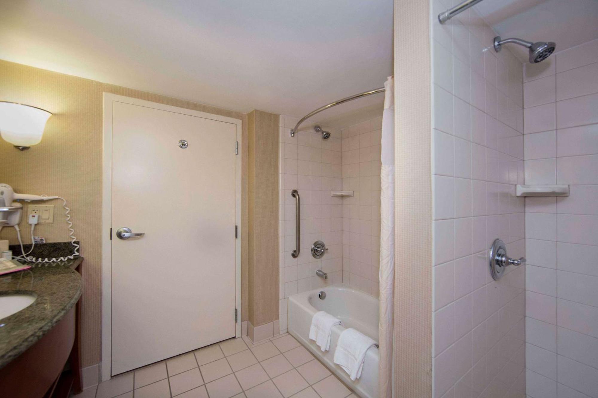 Courtyard By Marriott Athens Downtown Hotel Bagian luar foto